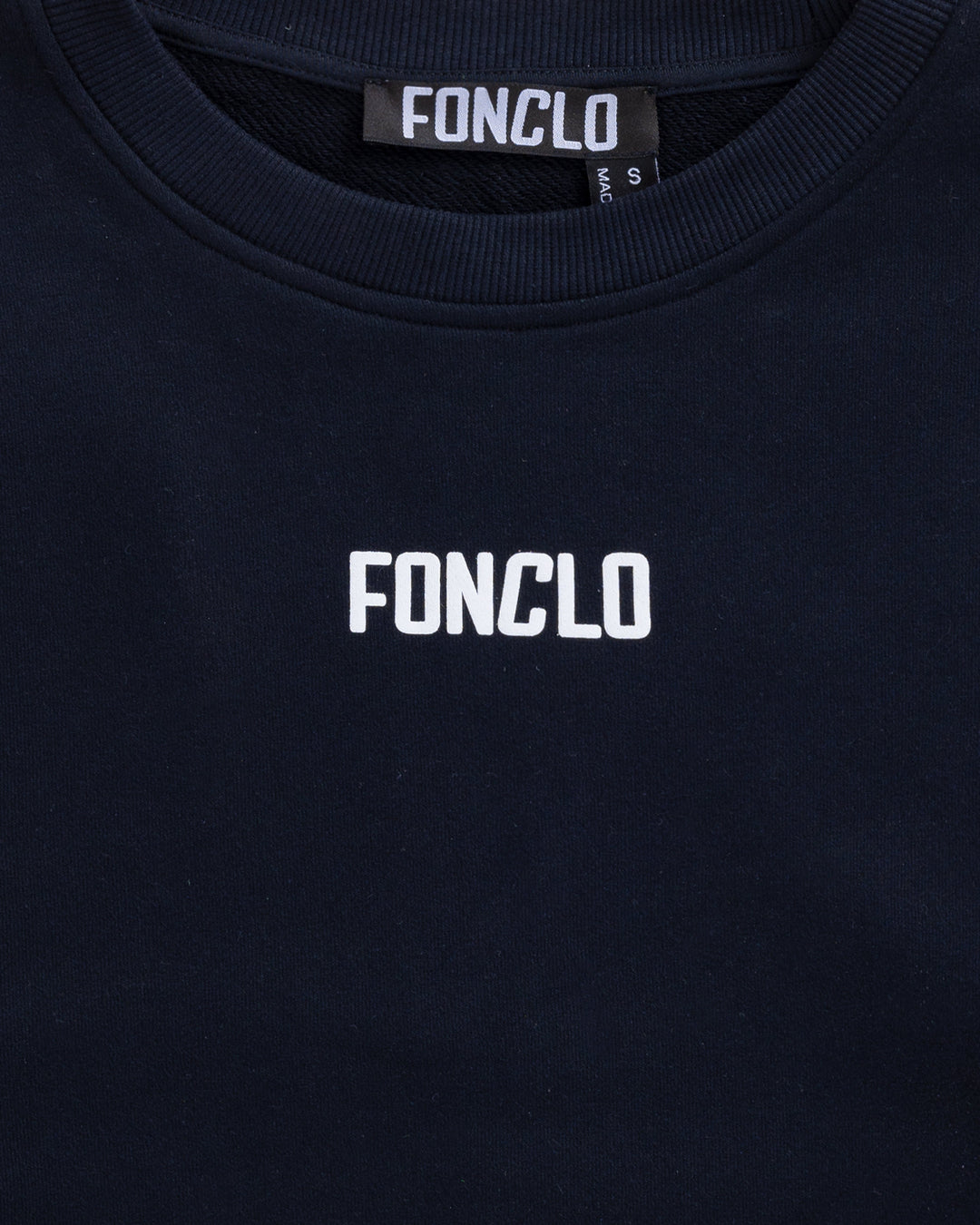 Black basic sweatshirt, with fonclo logo on the front, long sleeves, dropped shoulders, round neckline. Ribbed cuffs on the sleeves, hem, and neckline, soft material, overBeden.