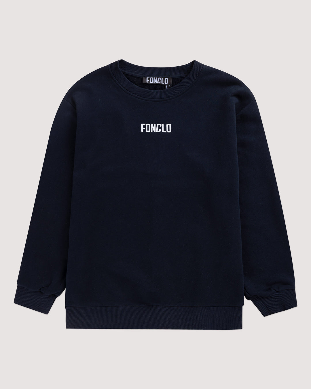 Black basic sweatshirt, with fonclo logo on the front, long sleeves, dropped shoulders, round neckline. Ribbed cuffs on the sleeves, hem, and neckline, soft material, overBeden.