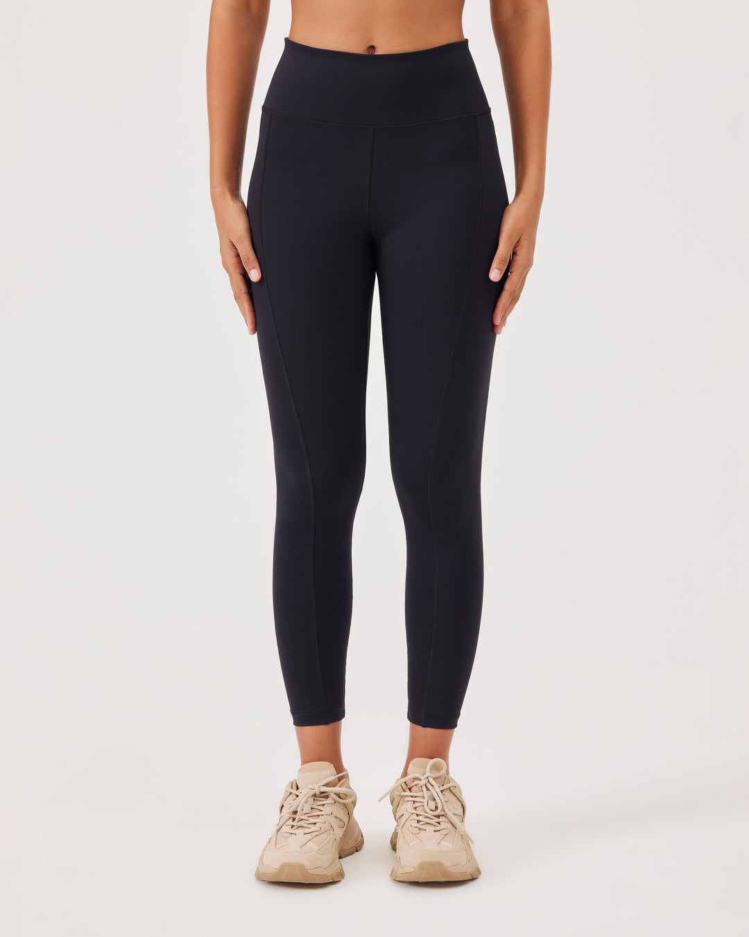 Black ankle-length leggings, fonclo logo at the back, high-quality stretch fabric, elastic waistband, soft material, slim fit.