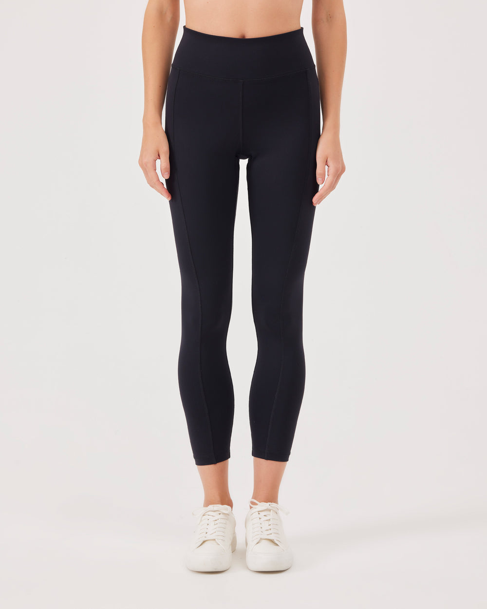 Black ankle-length leggins, fonclo logo at the back, high-quality, elastic waistband, slim fit, stretch. 