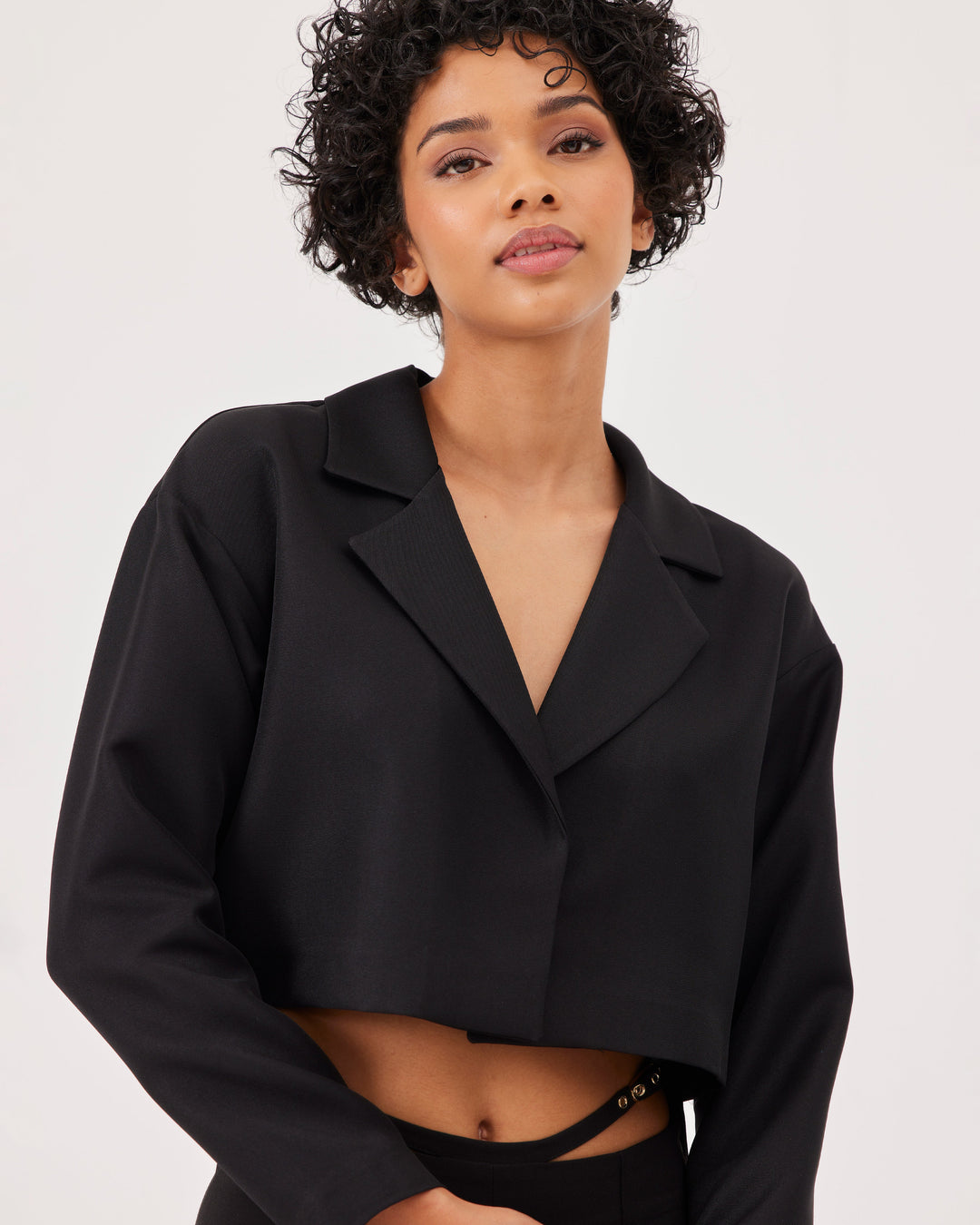 Black cropped blazer, overBeden fit, long sleeves, concealed button, short blazer, cropped cut, lapel collar.