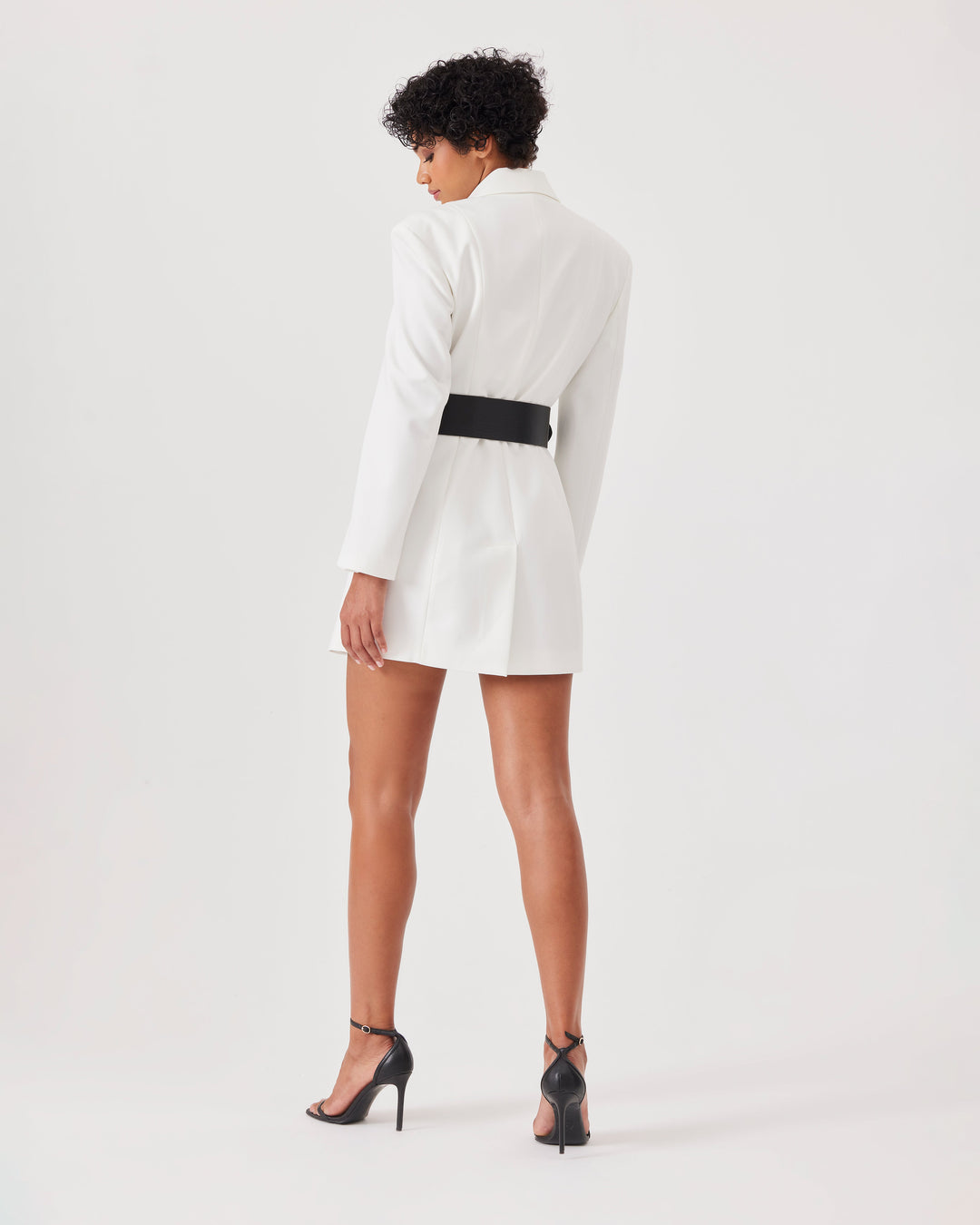 White, belted blazer dress, classic dress, elegant, mini dress, tailored cut, elegant lapel collar, shoulder pads, concealed button placket, regular fit, long sleeve, with belt. 