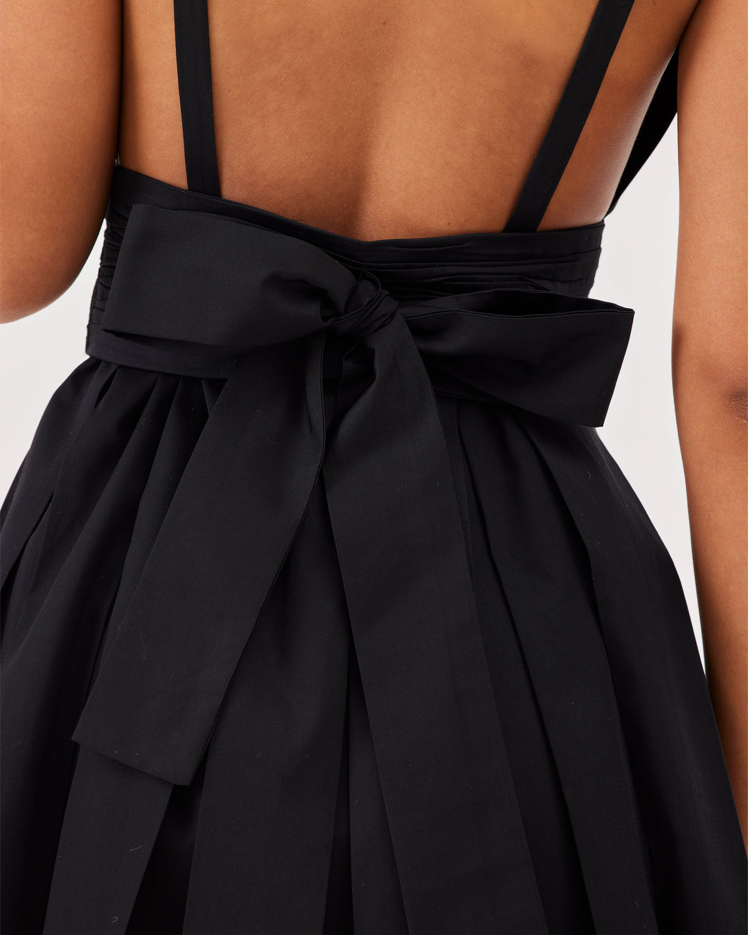 Black, mini dress, v-neck, back detail, open back, removable belt, pleated skirt, elasticated waistband, built-in bra, poplin fabric, sleeveless, regular fit.