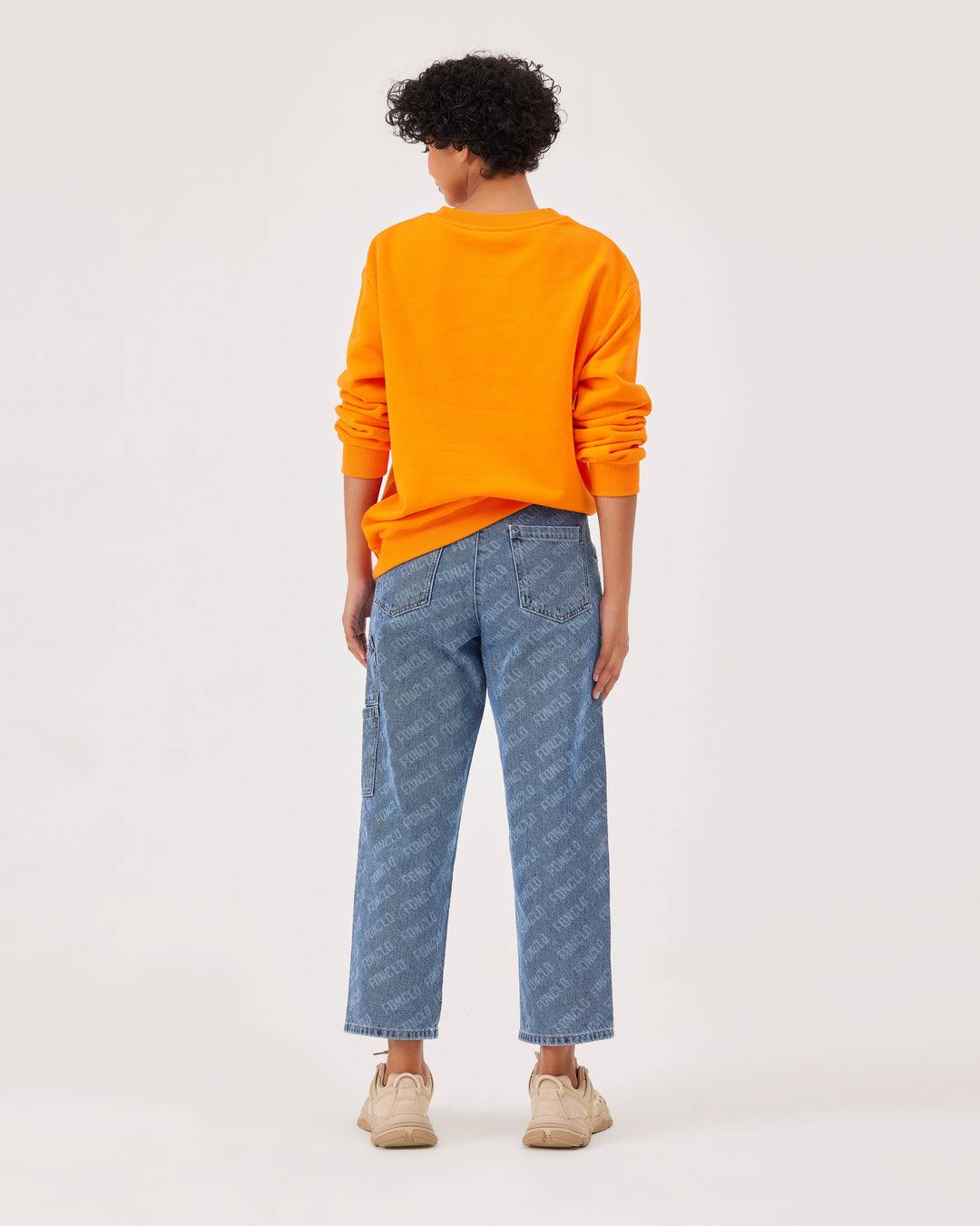 Orange, basic sweatshirt, fonclo logo on the front, long sleeves, dropped shoulders, round neckline. Ribbed cuffs on the sleeves, hem, and neckline, soft material, overBeden.