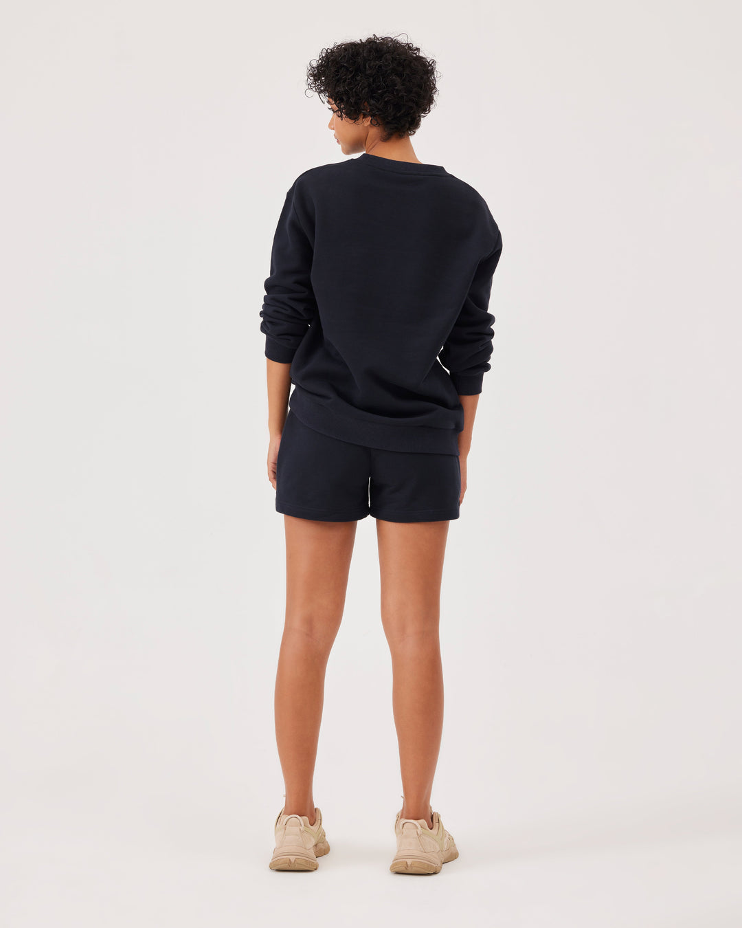 Black basic sweatshirt, with fonclo logo on the front, long sleeves, dropped shoulders, round neckline. Ribbed cuffs on the sleeves, hem, and neckline, soft material, overBeden.