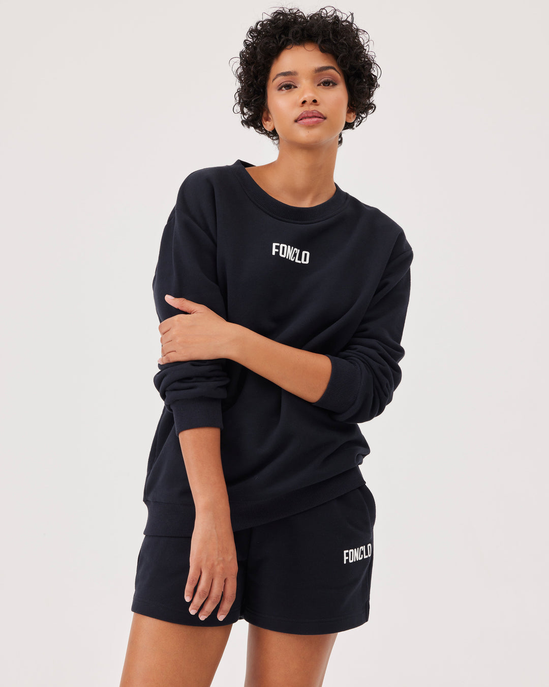 Black basic sweatshirt, with fonclo logo on the front, long sleeves, dropped shoulders, round neckline. Ribbed cuffs on the sleeves, hem, and neckline, soft material, overBeden.