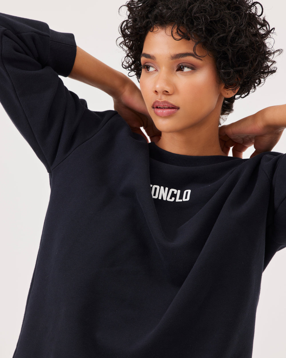 Black basic sweatshirt, with fonclo logo on the front, long sleeves, dropped shoulders, round neckline. Ribbed cuffs on the sleeves, hem, and neckline, soft material, overBeden.