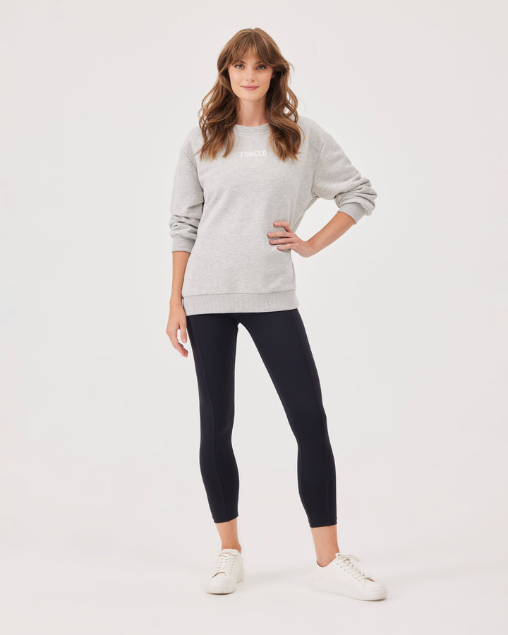 Grey, basic sweatshirt, fonclo logo on the front, long sleeves, dropped shoulders, round neckline. Ribbed cuffs on the sleeves, hem, and neckline, soft material, overBeden.