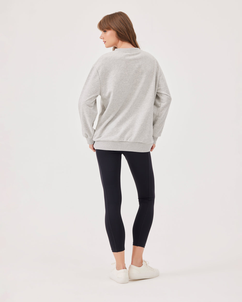 Grey, basic sweatshirt, fonclo logo on the front, long sleeves, dropped shoulders, round neckline. Ribbed cuffs on the sleeves, hem, and neckline, soft material, overBeden.