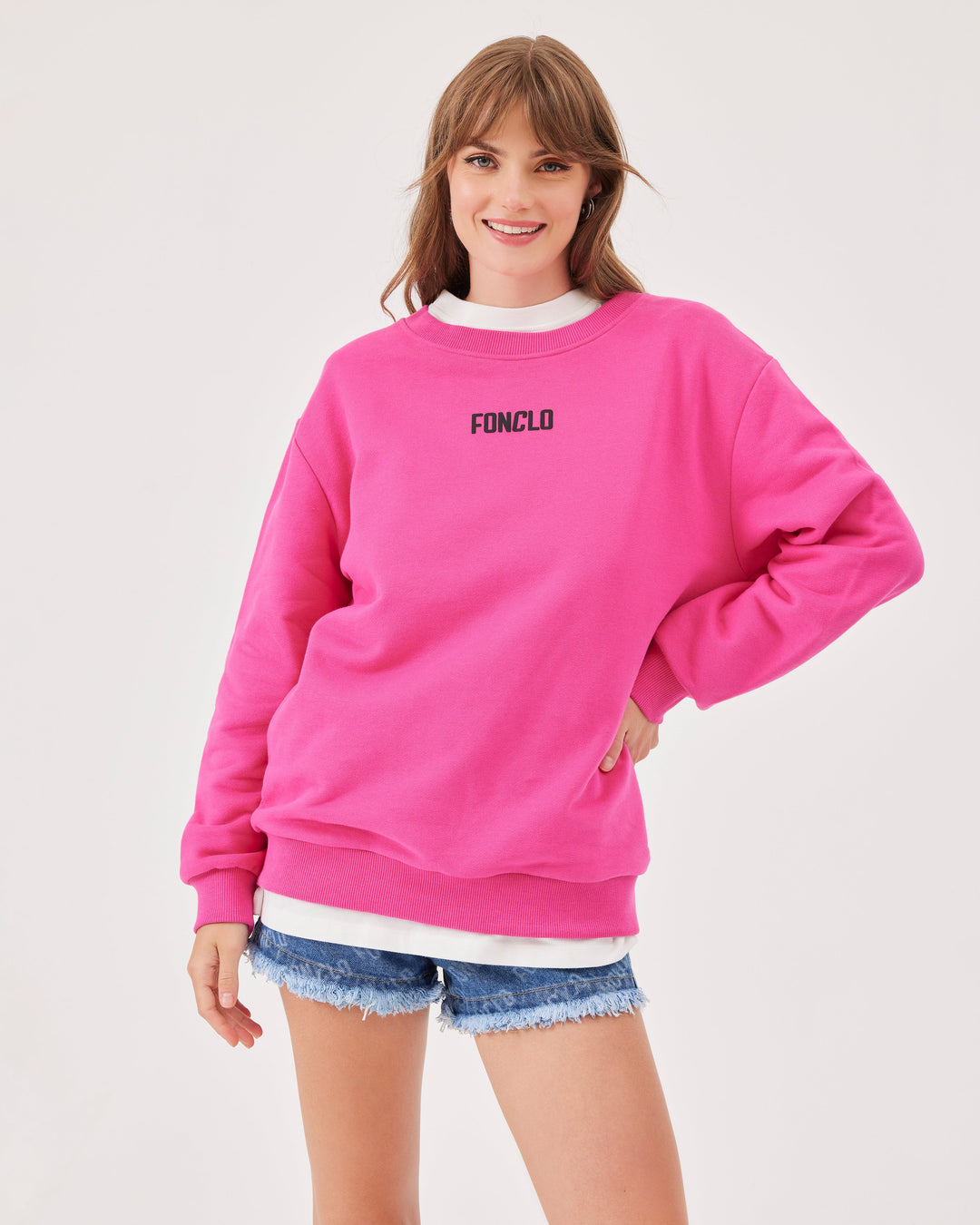 Pink, basic sweatshirt, fonclo logo on the front, long sleeves, dropped shoulders, round neckline. Ribbed cuffs on the sleeves, hem, and neckline, soft material, overBeden.