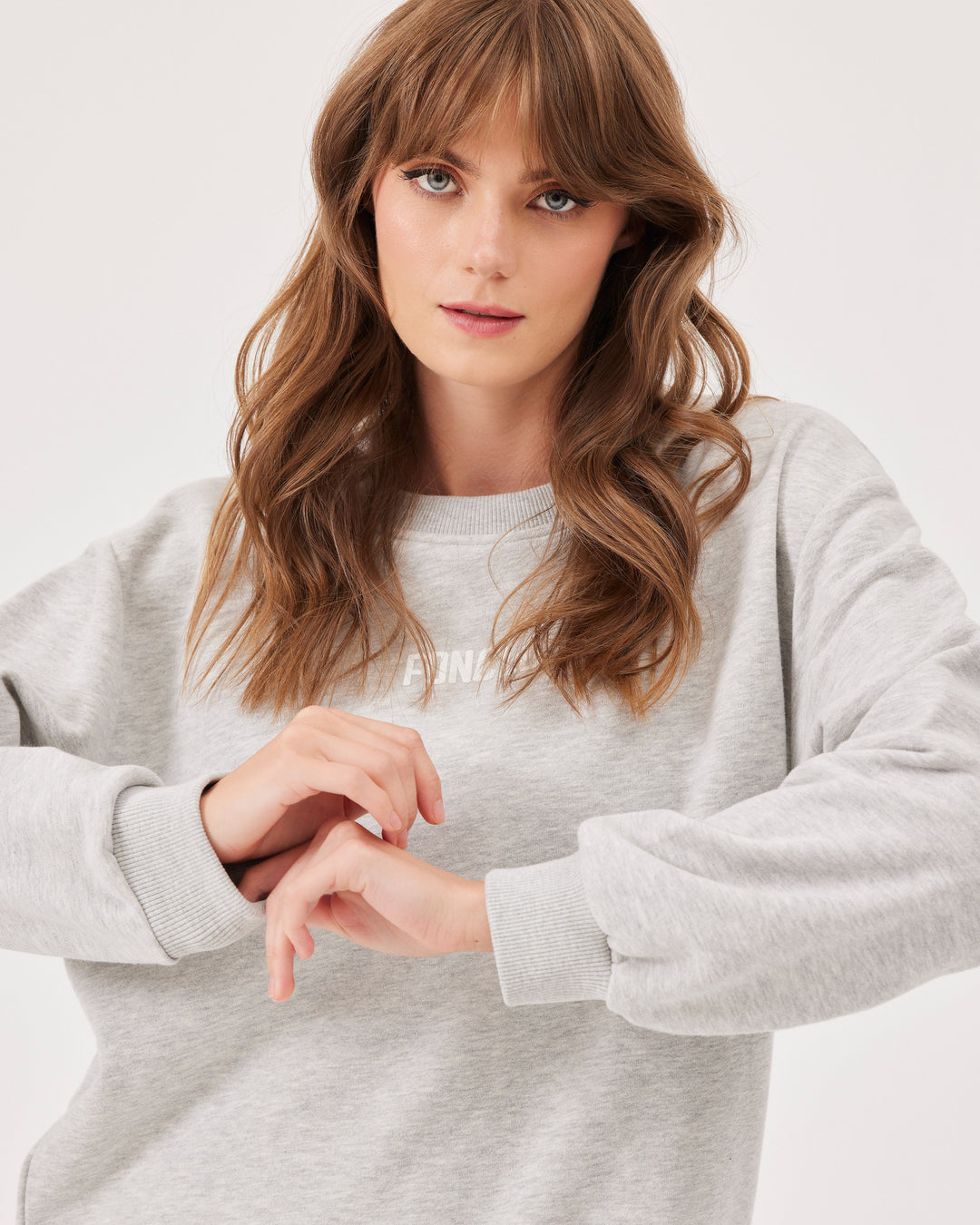 Grey, basic sweatshirt, fonclo logo on the front, long sleeves, dropped shoulders, round neckline. Ribbed cuffs on the sleeves, hem, and neckline, soft material, overBeden.