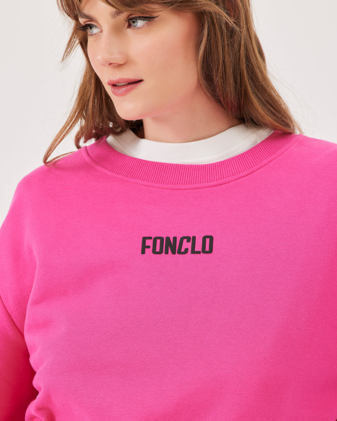 Pink, basic sweatshirt, fonclo logo on the front, long sleeves, dropped shoulders, round neckline. Ribbed cuffs on the sleeves, hem, and neckline, soft material, overBeden.