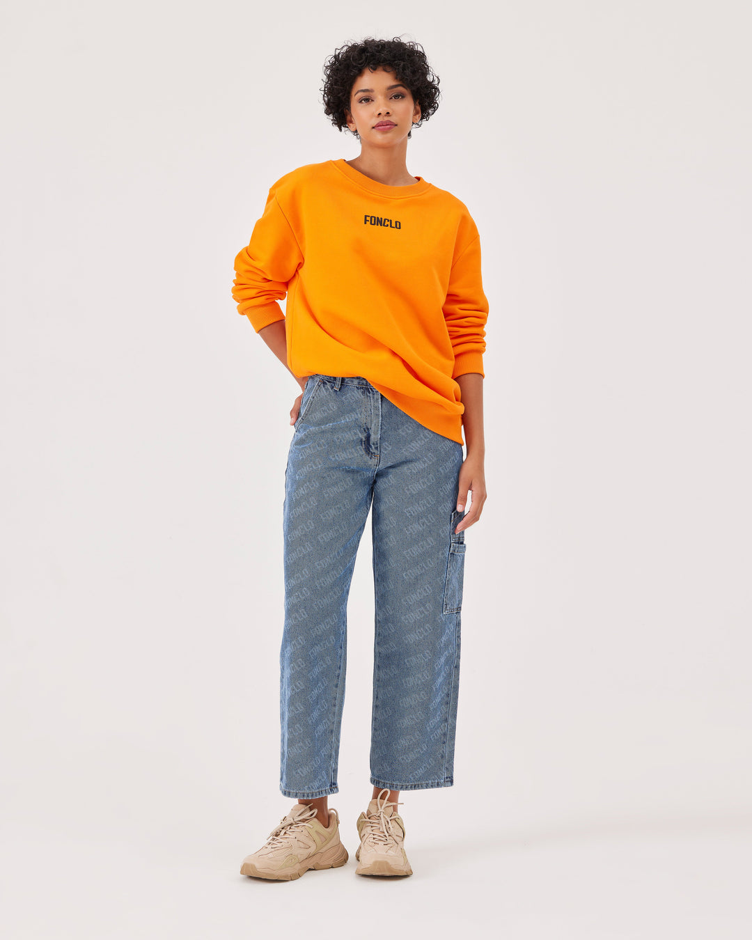 Orange, basic sweatshirt, fonclo logo on the front, long sleeves, dropped shoulders, round neckline. Ribbed cuffs on the sleeves, hem, and neckline, soft material, overBeden.