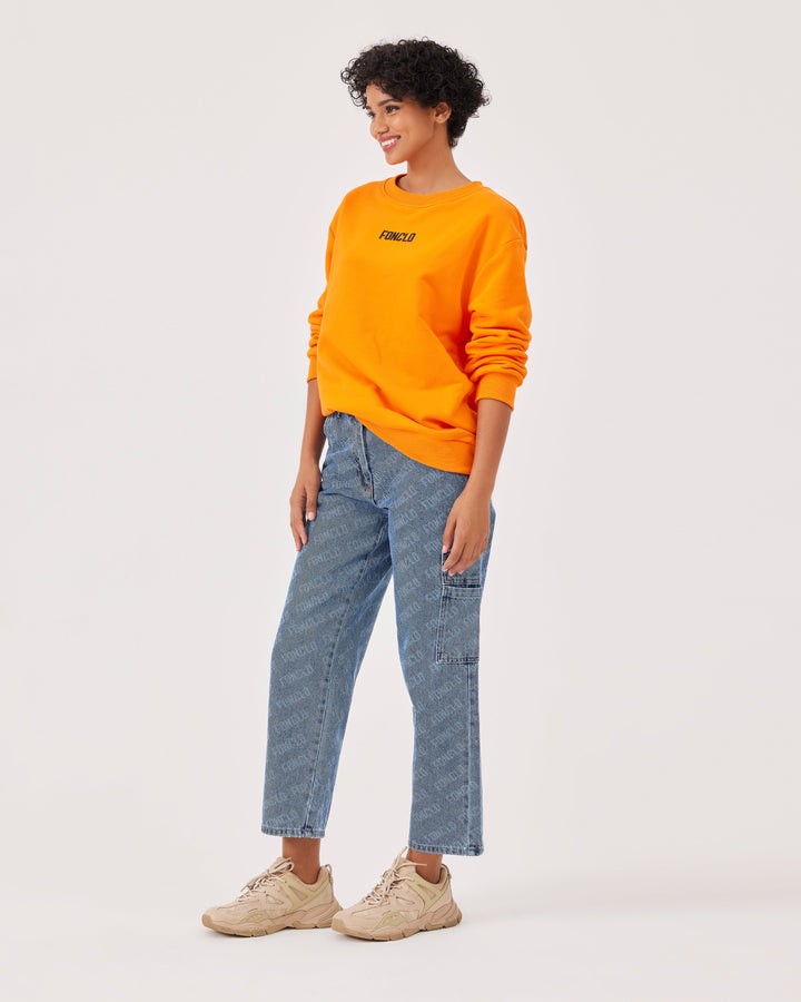 Orange, basic sweatshirt, fonclo logo on the front, long sleeves, dropped shoulders, round neckline. Ribbed cuffs on the sleeves, hem, and neckline, soft material, overBeden.