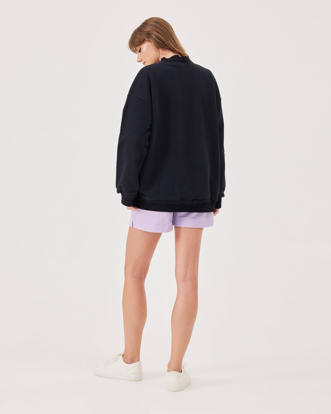 Black, overBeden, basic sweatshirt, ribbed cuffs on the sleeves, hem, and neckline. Super soft material, frayed, neckline with contrast detailing,  long sleeves, round neck.