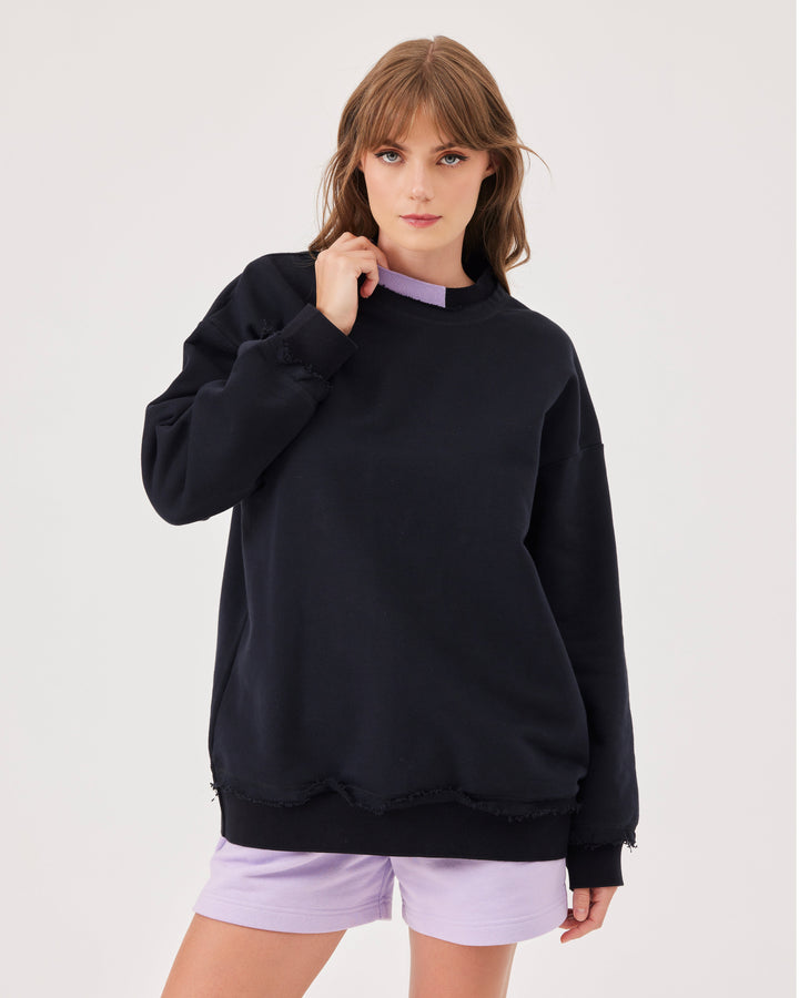 Black, overBeden, basic sweatshirt, ribbed cuffs on the sleeves, hem, and neckline. Super soft material, frayed, neckline with contrast detailing,  long sleeves, round neck.