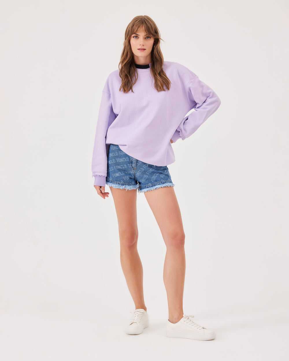 Lilac, oversize, basic sweatshirt, ribbed cuffs on the sleeves, hem, and neckline. Super soft material, frayed, neckline with contrast detailing,  long sleeves, round neck.