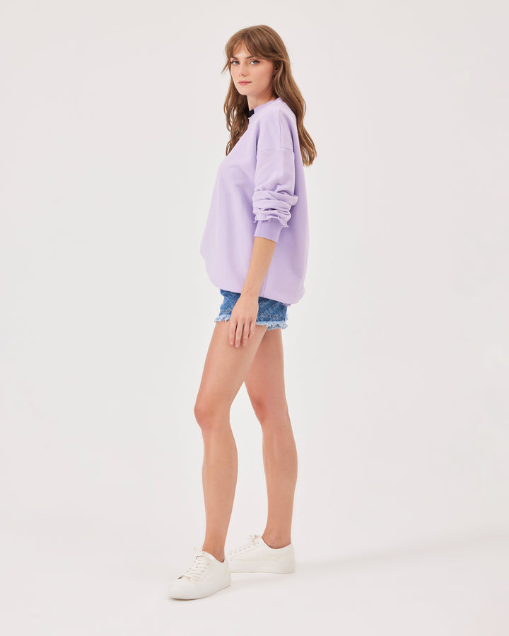 Lilac, oversize, basic sweatshirt, ribbed cuffs on the sleeves, hem, and neckline. Super soft material, frayed, neckline with contrast detailing,  long sleeves, round neck.