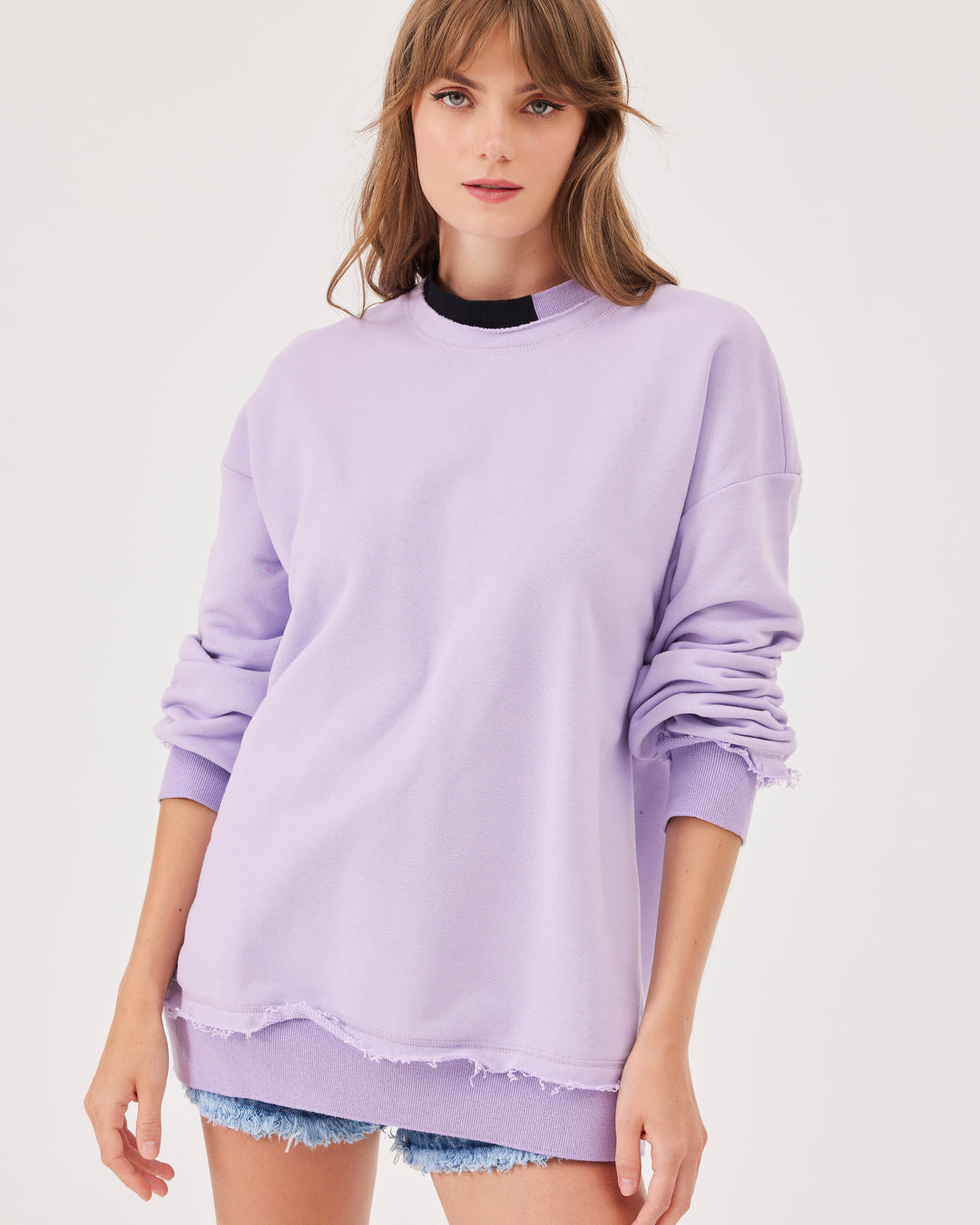 Lilac, oversize, basic sweatshirt, ribbed cuffs on the sleeves, hem, and neckline. Super soft material, frayed, neckline with contrast detailing,  long sleeves, round neck.