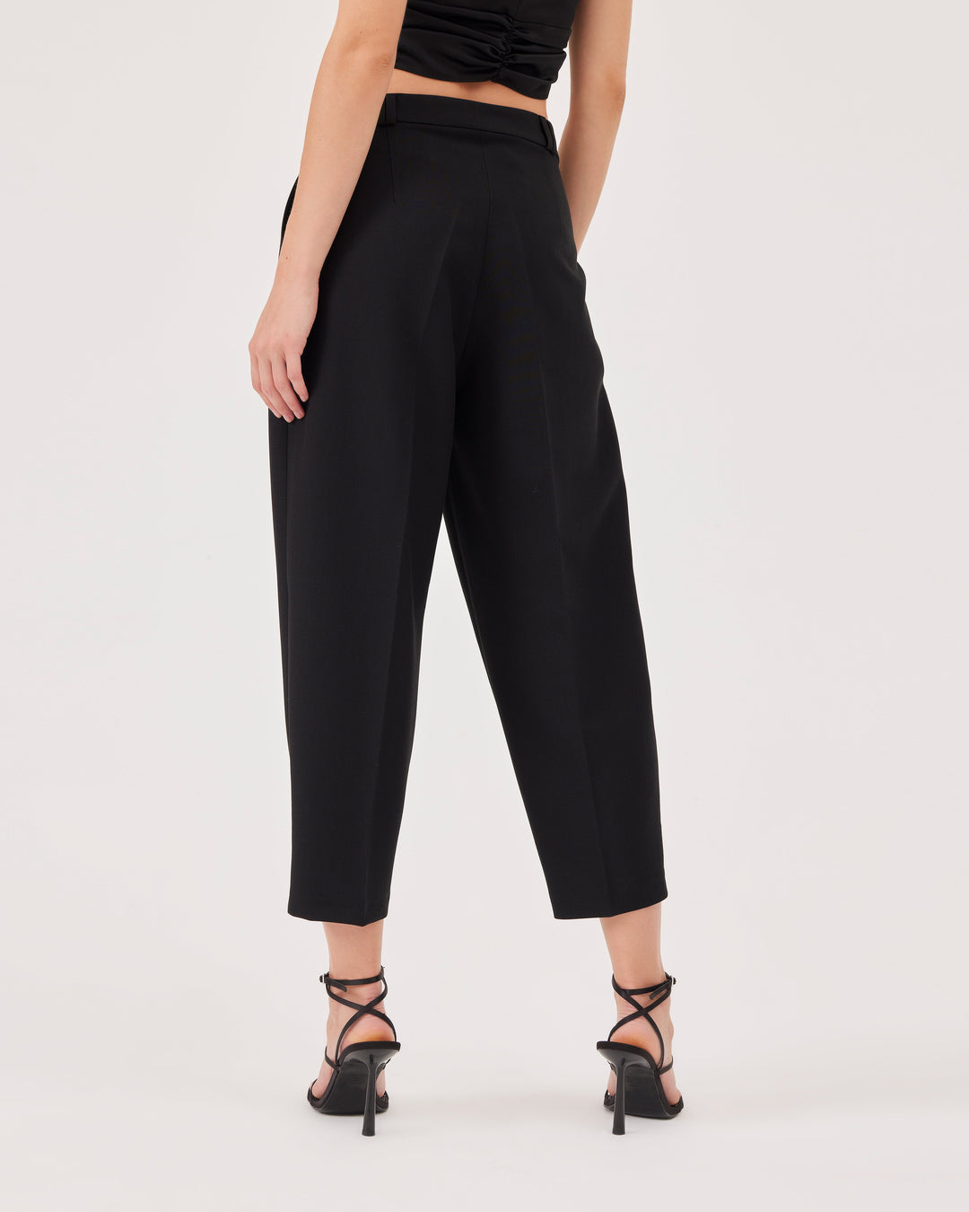 Black ankle-length pleated trousers, classic, loose fit, front and back creases, pleats on the waist, side pockets, concealed hook, regular fit, elegant. 