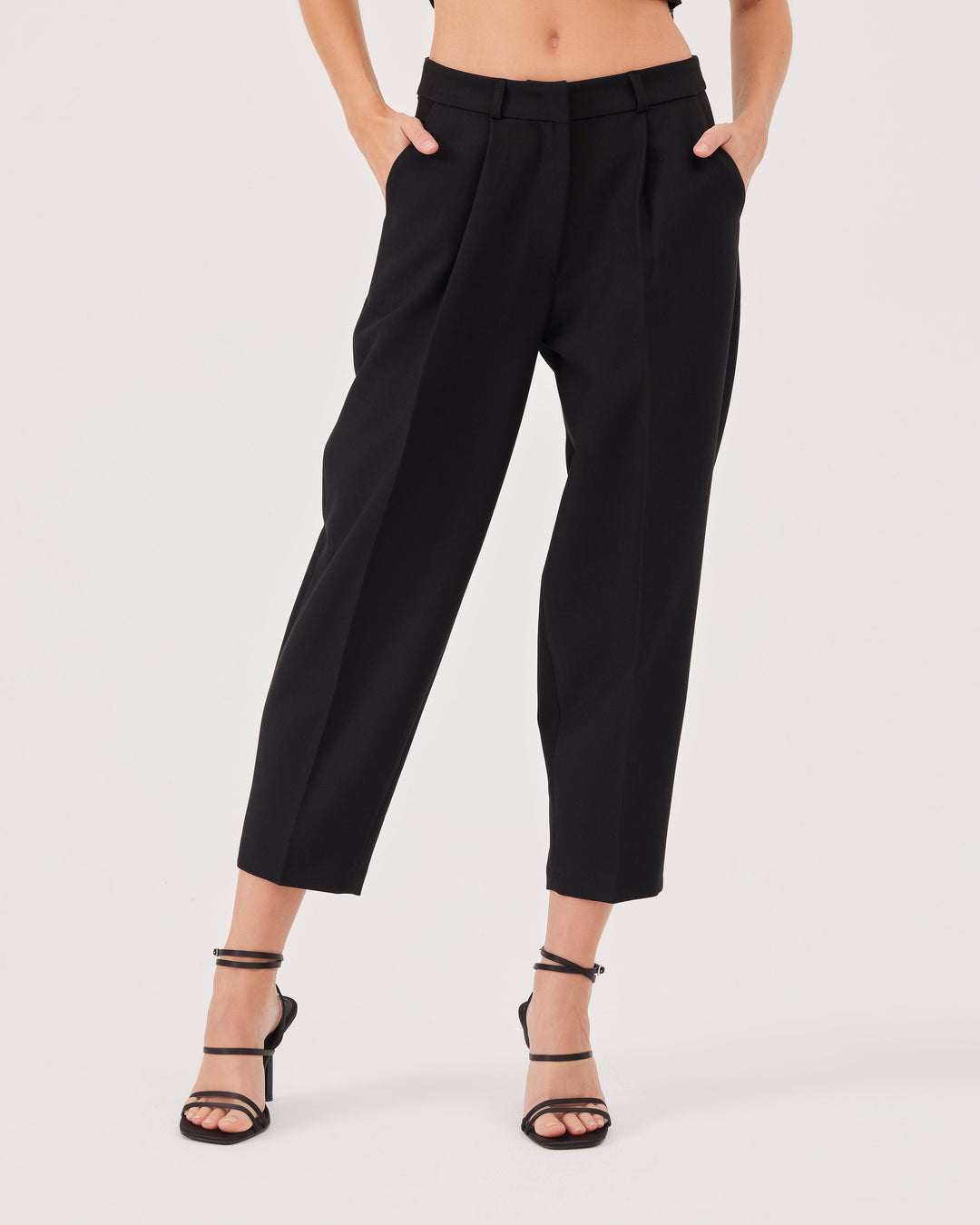 Black ankle-length pleated trousers, classic, loose fit, front and back creases, pleats on the waist, side pockets, concealed hook, regular fit, elegant. 