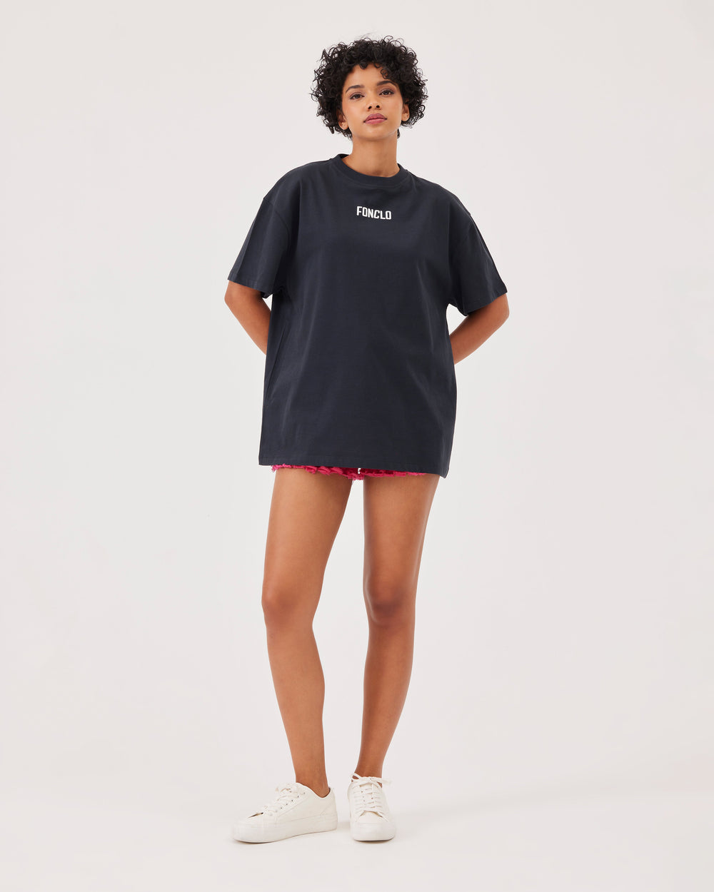 Black, oversize, t-shirt, front fonclo logo, round neck, dropped shoulders, short sleeve, knit.